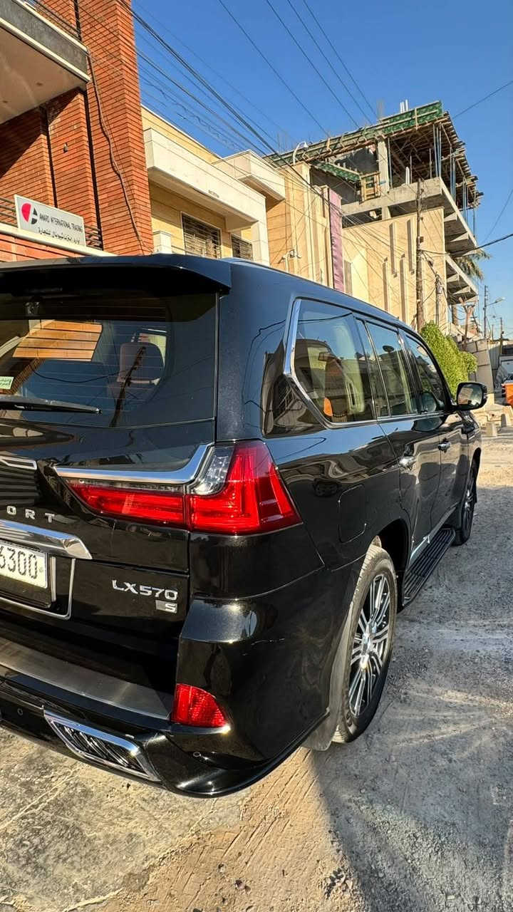 لكزس LX570
موديل 2021 خليجي
محرك 8 سلندر حجم 5700 
ممشى 77.000 km
لون اسود
7 راكب
مقاعد جلد
لون الداخل قرميدي
السعر 90.000$ وبي مجال بسيط
***********
