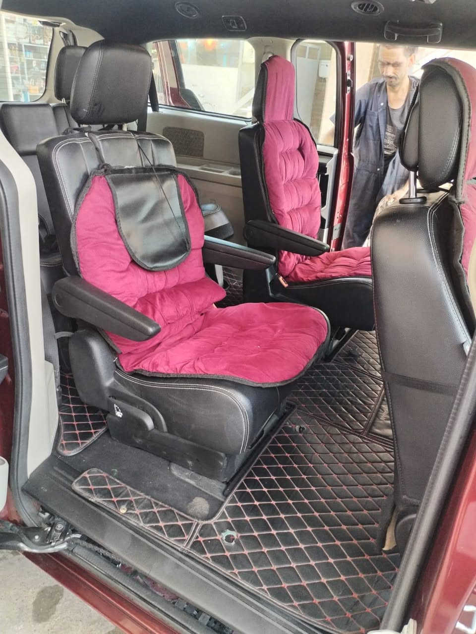 السلام عليكم دوج كرفان للبيع ٢٠١٩اللون كرزي هاتف ***********
