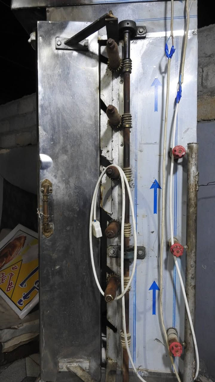 السلام عليكم شوايه دجاج ماطورها شغال مع ميز طعام للبيع سعر ٢٥٠ وبيها مجال حك الجيه  عنوان العزي ***********
