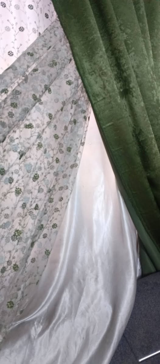 سلام عليكم ورحمه الله وبركاته 
برده استقبال للبيع من اربع قطع مسرح وبرده قطعتين وتورو وستن للاستفسار *********** او اتراسلني مازنجر
السعر 75الف

