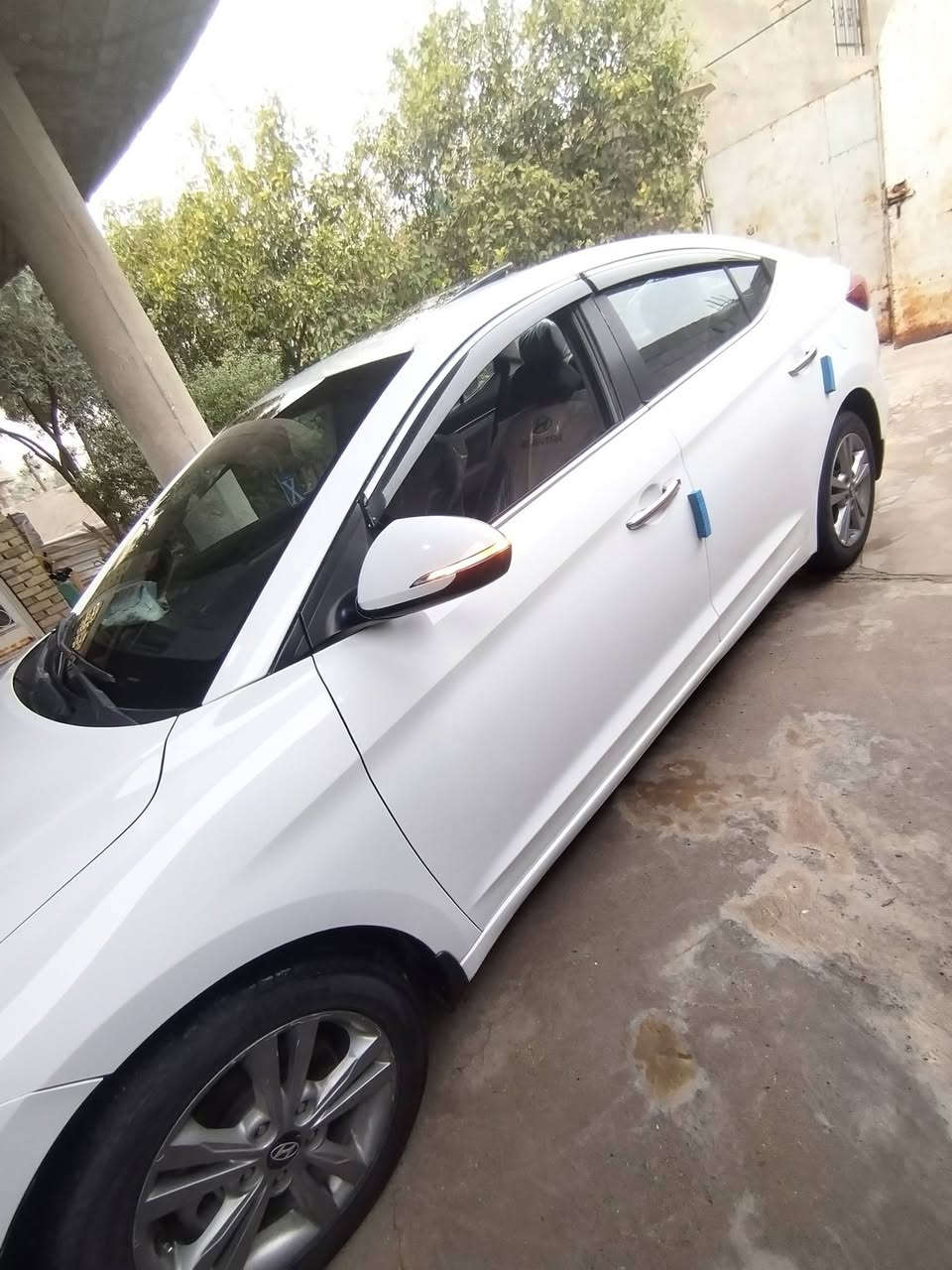 سلام عليكم للبيع الانتره 2017
خليجي رقم بغداد انكليزي
اعلئ فئة GLS
فول مواصفات

 مكينة 2000 دوش
كير أوتوماتيك (AT)
 فتحة سقف سلايد
 تحكم ستيرن
 كاميرا أمامية
 كاميرا خلفية
 تبريد قطعتين
 شاشة كبيره +حاكية + بلوتوث
 حساس أمامي
 حساس خلفي
 لد نهاري أمامي
 خمسه ويل كب 
 لايت منضومة زنون 
 داخل جلد
 مرايا جانبية كهرباء + إشارات + شفط
أنظمة قيادة (اقتصادي / نورمل / رياضي)
ملاحظه (سياره مكفوله كفاله عامه) 

 السـعـر 152 وبيها مجال
مكان: كربلاء طويريج 
رقم : ***********
