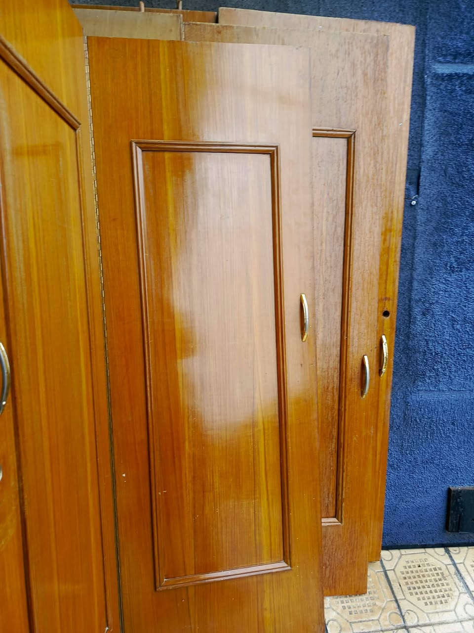 سلام عليكم شباب غرف اخشاب للبيع الصاج القديم ثكيله كلش غرف نضيفه نقصها جربايه الكنتور 5 ابواب سعرها 400 وبيها مجال وعندي كنتور مو ويه الغرفه 4 ابواب هم نضيف بس نقصه ضهر ويدات انطيك ويا معاكسات يترتبن يصيرن ضهر للاستفسار *********** مكان بغداد
