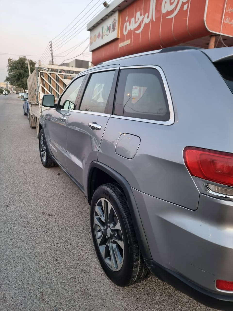 السلام عليكم 
جيب موديل ١٨ فول مواصفات حادثها جاملوغ جهة السايق مبدل وتعديل ربع البنيد بدون دواخل
ماشية ١٣٥ مايل بدون اي نقص تخم تاير جديد مبدل بساتم مال ١٤ يعني بنزين عادي تستقبل وبدون ادوانز والسيارة نصبتها حلوه السنوية بأسمنا السعر ١٧٥٠٠ بيها مجال للاستفسار  *********** العنوان بغداد حي الجهاد
