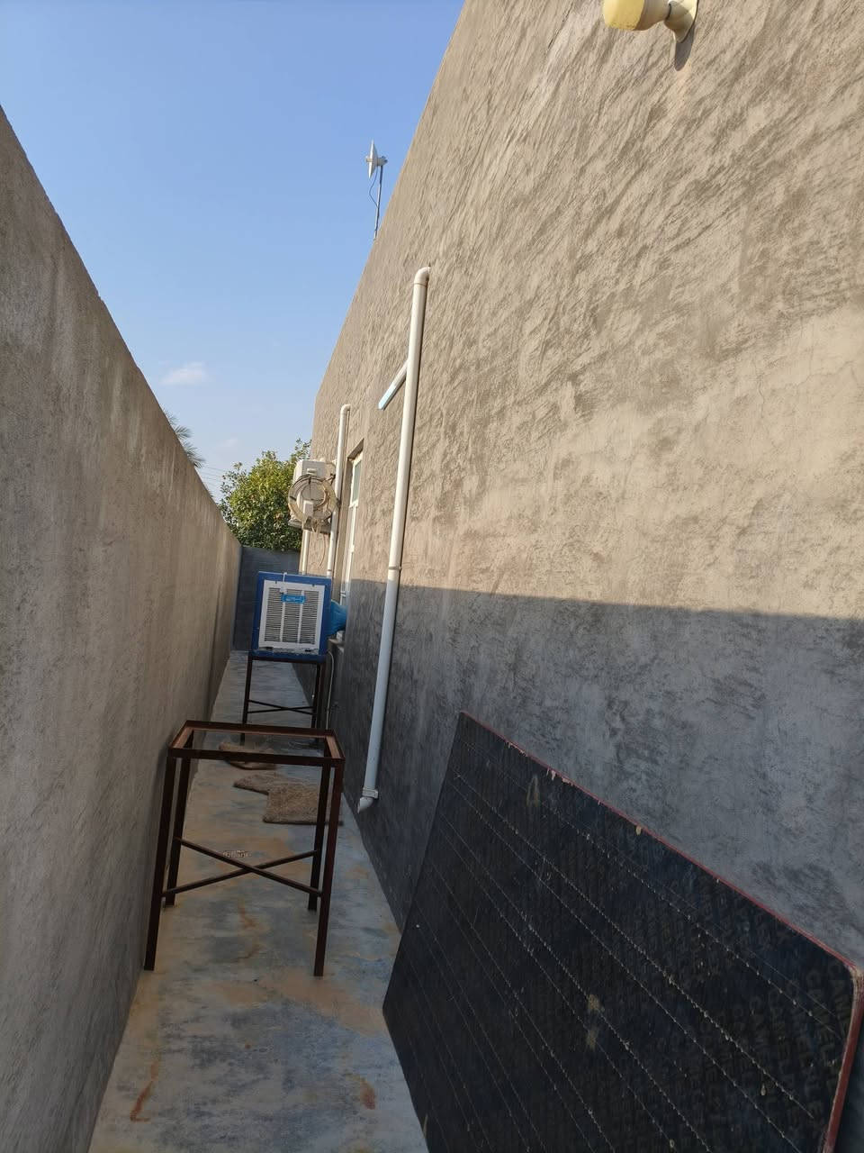 بيت للبيع في الحبانية حي العمال 
مساحة الارض 850 متر طابو ملك صرف 
طابق واحد يحتوي 
2 غرف نوم 6*4
 استقبال 8*4/50
مطبخ حار بارد 6*4
صاله كبيره 
حمامات عدد 2
صحيات خارجيه 
الصطح عازل حراره مع اشتايگر
بيت جديد 
السعر 160 مليون 
الاتصال على الارقام 
***********
***********
