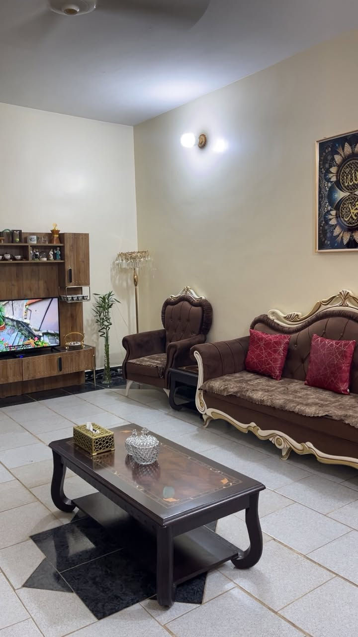 ⭕ يتوفر دار سكن للبيع في منطقة  الكفاءات
🔴 خلف كافتريا حيدر دبل
♻️ مساحة الدار 168م . 
🔶 الواجهة مغلفة

♻️ ( الواجهة 6 × 28 النزال )
♻️ الدار المشيدة في العام 2015
♻️ عرض الشارع 10م . 
الدار المشيد من طابقين ::
⚜️ يضم الطابق الاول استقبال وهول ومطبخ وغرفة نوم وصحيات . 
⚜️ يضم الطابق الثاني ثلاث غرف نوم وهول وصحيات وسطح . 

‭٠٧٨١ ٣٤٨ ٩٧٦٧‬
رقم الهاتف للاستفسار.
