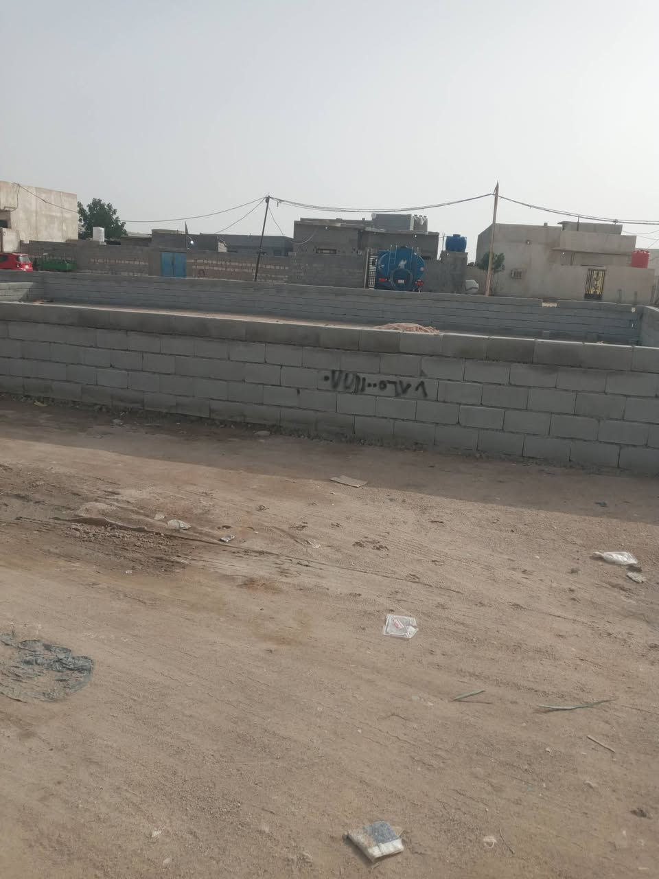 سلام عليكم  عندي ثلث قطع مساحتها الوحده٣٠٠ وثنين ٢٥٠مسيجات المكصب وره سنتر روان ماءاساله كهرباء متوفرات الوحده ١٢ مليون هاذه رقمي ***********
