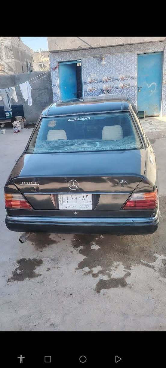 سلام عليكم سياره مارسدس E230مديل 1996رقم قادسيه سنويتها تنتهي 2027/8/2بعظ بيها سنه و5اشهر تقريباً مكينه وكير 2500 سياره حلوه تخم تاير جديد توني شاده حداده توني مسويها تبريدها شغال بس نقص غاز ويا فان تبريد كيجات كلها شغاله قواعد دبل سليمه بطاينها نضيفه  شوف العين كلشي بل صور مكاني ذي قار جبايش رقمي للتواصل ***********
***********
