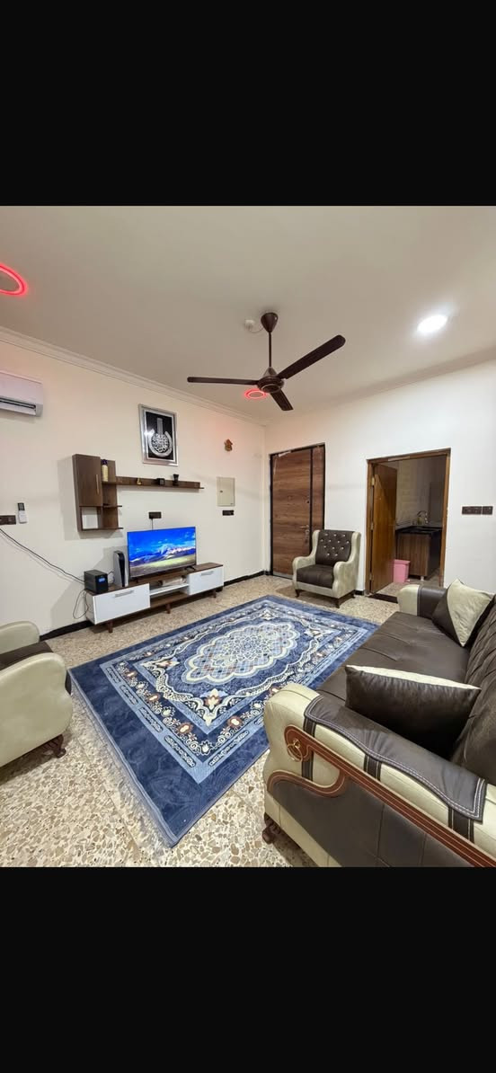 السلام عليكم 

🏡💫 بيتك الجاهز… براحة بال كاملة 💫🏡
شقق مفروشة حديثة للإيجار – للعوائل فقط

تبحث عن شقة نظيفة، مريحة، وموقعها ممتاز؟
تحب تسكن وأنت مطمئن أن كل الخدمات متوفرة بدون تعب؟
✨ هنا راح تلقى اللي تدور عليه ✨

📍 الموقع:
وسط بغداد – شارع فلسطين
مجاور تقاطع قرطبة
مقابل مستشفى الجملة العصبية
✔️ موقع حيوي وقريب من كل شيء

🛏 مواصفات تضمن الراحة:
• شقة أنيقة بمساحة 82 م²
• غرفة نوم سويت كبيرة
• غرفة استقبال مريحة
• مطبخ واسع
• حمام
• منورين لتهوية وإضاءة طبيعية

⚡ خدمات متكاملة بدون قلق:
✔️ كهرباء 24 ساعة
✔️ سبالت + إنفيرتر
✔️ إنترنت
✔️ كراج مجاني
✔️ بناية مجهزة بمنظومة طاقة شمسية

💰 الإيجار الشهري:
🔥 1,200,000 دينار فقط 🔥
✔️ شامل جميع الخدمات

📞 لا تضيع الفرصة – اتصل الآن:
📱 ***********

⏳ عدد الشقق محدود – الحجز للأسر الجادة فقط
