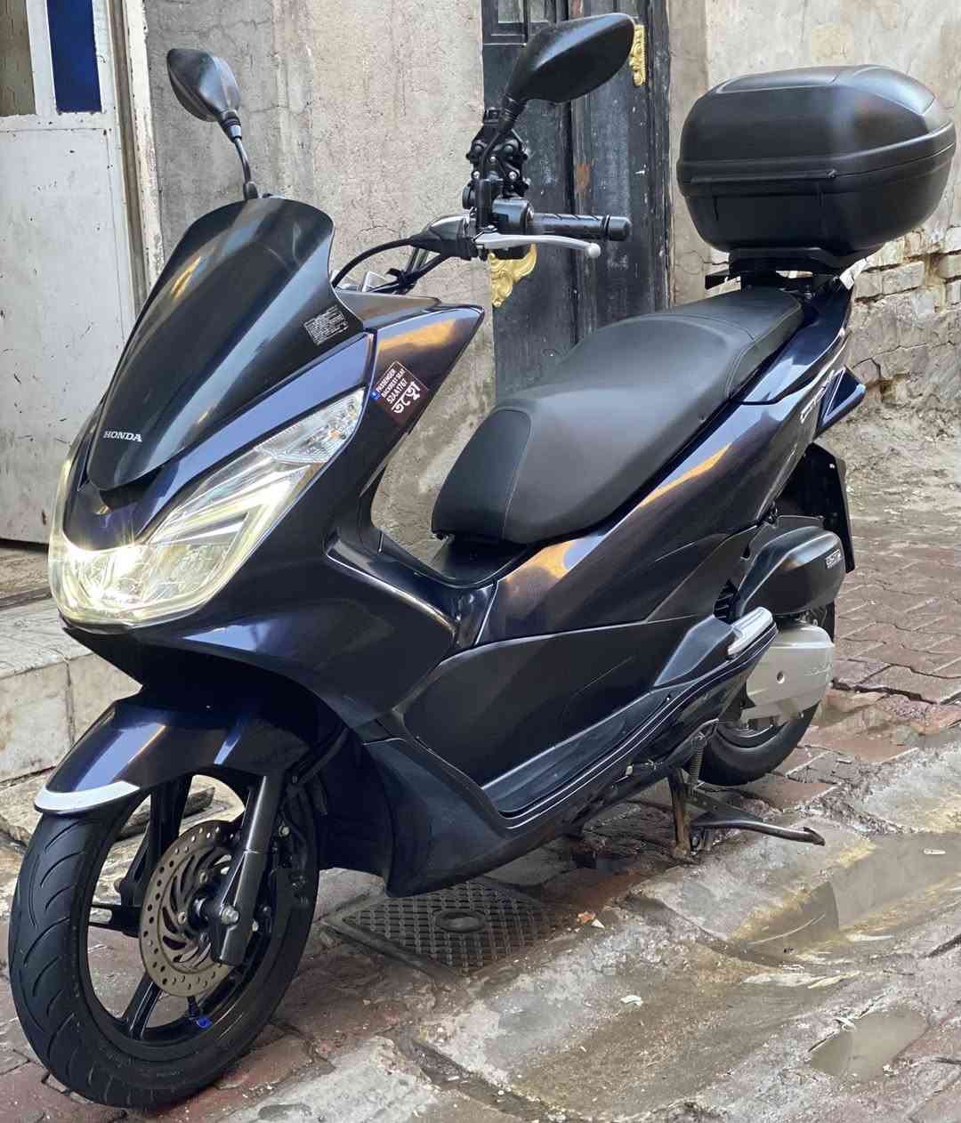 السلام عليكم شباب
للبيع دراجة pcx 2017 جيل ثاني 
مال رمبة الدراجة مكمركة اوراق موضحه 
بالصور جديد لوك بشرط 

لون نيلي صدفي مميز 
حجم المحرك 125cc 
عداد المسافة 25 الف حقيقي 
كاسحة صدار جديد 
جنطة ماركة چيفي اصليه حجم كبير 
والقاعده اصليه مالتة 
قاعده مال تليفون اصليه 
تايرات خلفي امامي بخط شركة 
حساس زدحام + ستان كهربائي 
عده الاسباين كاملة 
اوراق كاملة من صفر للياء 
ياباني JF56 - 1211506 
دراجة كفاله كشر مكينة كفرات 
بالعافية ع ياخذها جديده بشكل 

اي ستفسار متواجد خاص او واتساب 
رقمي *********** 

العنوان النهظة شارع شيخ عمر 
قرب باچة الحاتي
