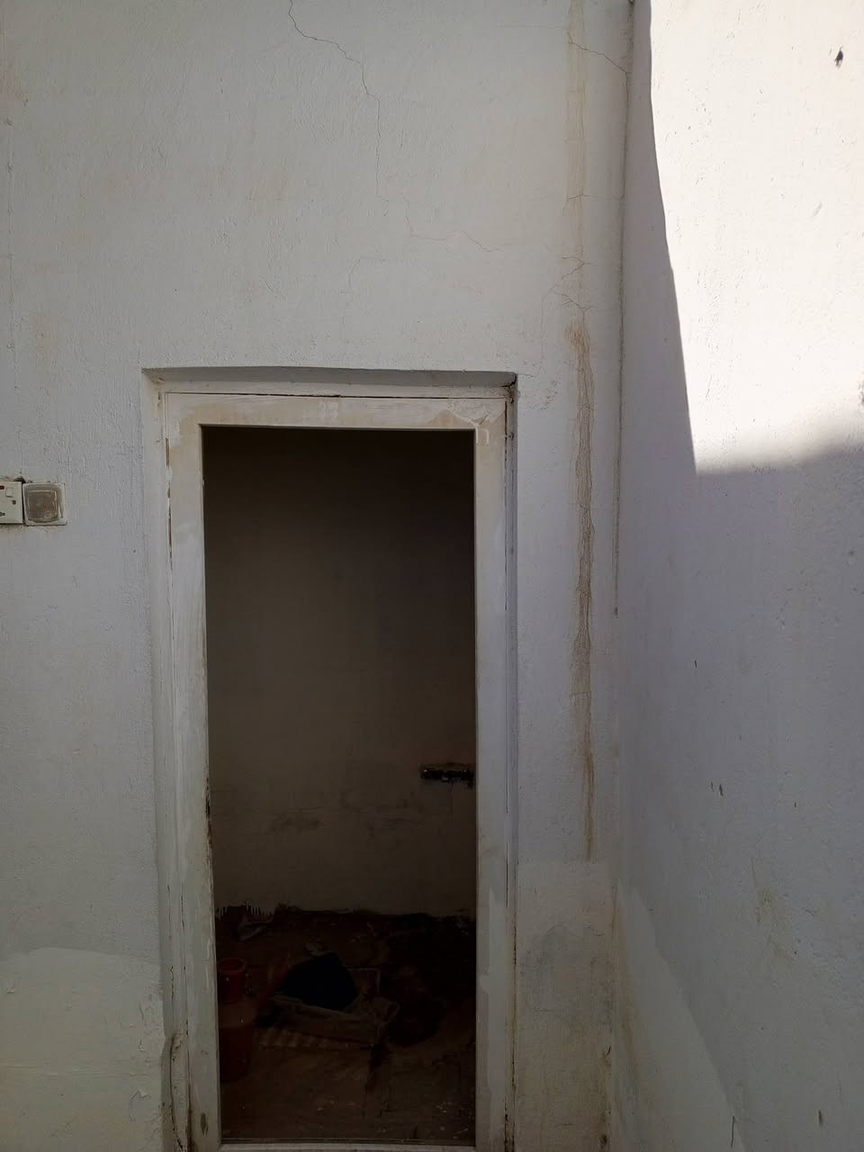 اللهم صلي على محمد وال محمد الطيبين الطاهرين دار للبيع النجف الاشرف شارع المطار القديم خلف مجمع الكوثر الطبي يحتوي على غرفه وصاله ومطبخ واستقبال وحمام داخل وخارج كاشي سيراميك صب كونكريت الاساس سقف عكاده تشاريف مطبك السطح المساحه الكليه 100متر بلاش بلاش بلاش بلاش 25مع المجال للاستفسار الاتصال او المراسله على الخاص ***********. يبعد عن الشارع الرئيسي 70متر موقع جدا جدا رائع بل عافيه على إلي يصير من نصيبه مشمول بل تمليك
