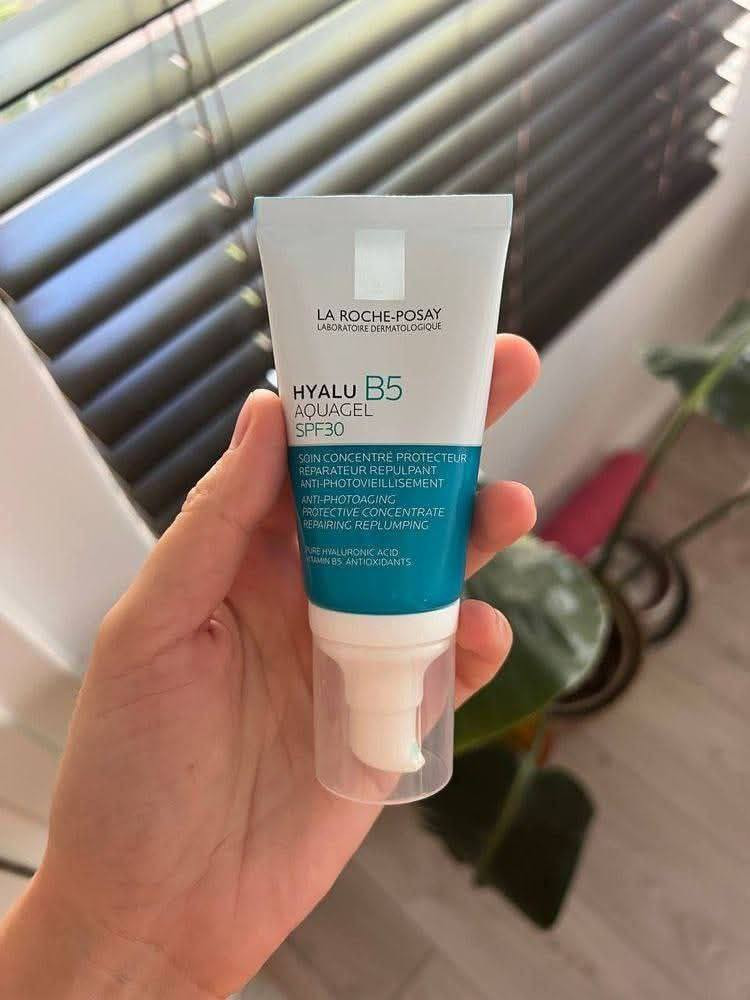 مرطب جل من لاروش بوزيه 🇫🇷💯منعش للبشرة يوفر ترطيبًا مكثفًا وحماية واسعة النطاق من أشعة الشمس .

✅ الفوائد الرئيسية :
✔️يحتوي على حمض الهيالورونيك النقي: يوفر ترطيبًا فوريًا وطويل الأمد، ويملأ البشرة بفعالية، مما يساعد على تقليل ظهور الخطوط الدقيقة والتجاعيد.
✔️فيتامين B5 (البانثينول): يساهم في إصلاح حاجز البشرة وتقويته وتهدئته.
✔️عامل حماية من الشمس SPF30: يوفر حماية واسعة الطيف من الأشعة فوق البنفسجية 
✔️مضادات الأكسدة: تعمل على حماية البشرة من العوامل الخارجية الضارة. 
✔️قوام الجل المائي: خفيف الوزن، غير دهني، وسريع الامتصاص، ويترك لمسة نهائية غير مرئية على جميع ألوان البشرة.
✔️مناسب كأساس للمكياج: يمكن استخدامه كأساس ممتاز قبل وضع المكياج.

#الاصلي المنشأ فرنسا 🇫🇷💯
سعر الدرزن 77 الف 
يوجد لدينا توصيل الجميع محافظات العراق✔️

للتواصل واتساب ***********
