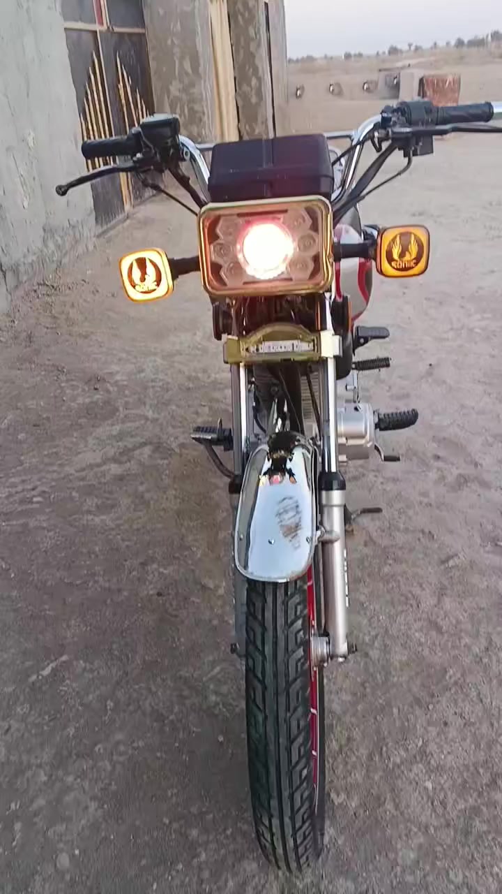 سلام عليكم دراجه سيفان موديل 2024 محدث 2025 دراجه نضيفه كهربائيات كلها شغاله  مكنيه مامفتوحه حجم مكينه200cc  الشراي تعال خاص او اتصل عل رقم ***********
