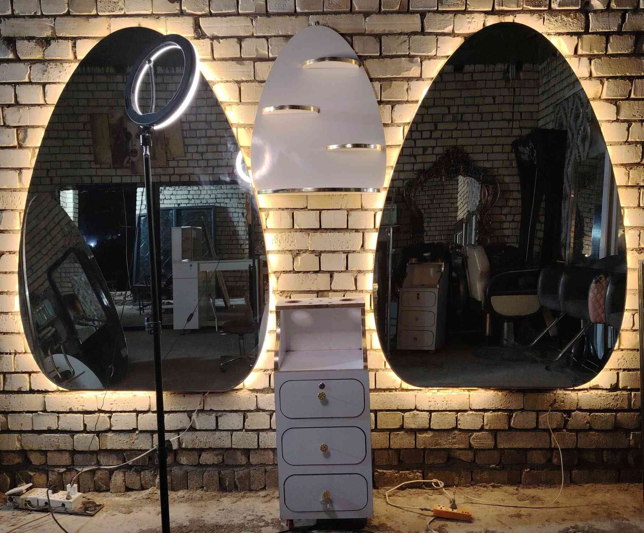 السلام عليكم كرسي حلاقه معه مرايات فاترينه مكان بابل مدينه القاسم *********** ***********
