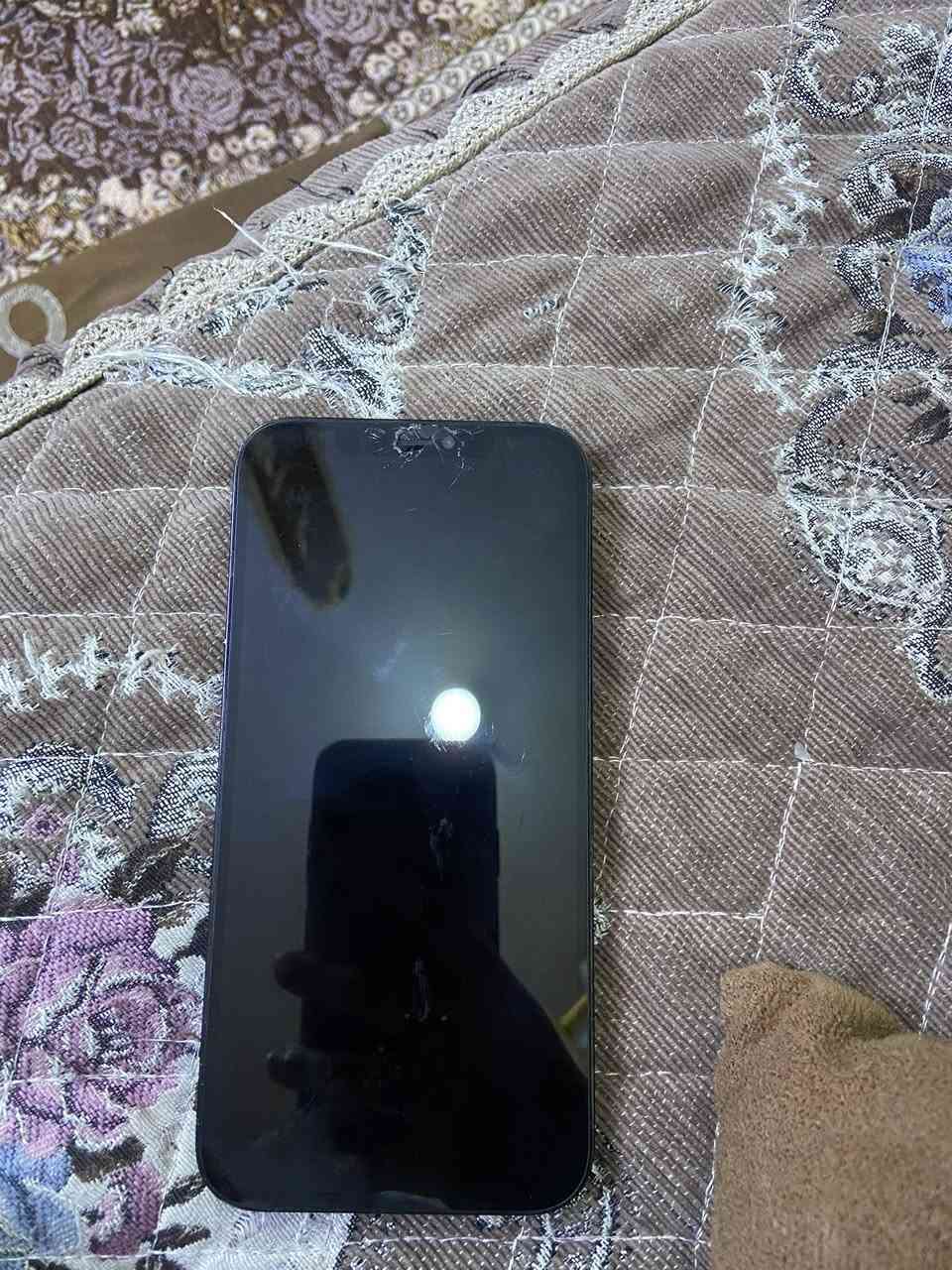 12 برو ماكس مبدل شاشه وبيها كسر يم الكامره وبيها سواد مبين بل صور بس مماثر على المس  بطاريه 89 جهاز كلش نضيف ما عده شاشه ذاكره 128 سعر 385 وبي مجال  *********** بغداد رصيد هذا *********** واتساب
