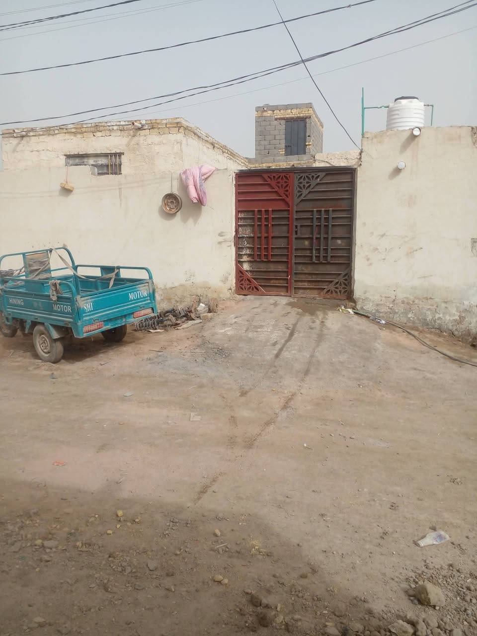 عندي البيت لبيع زراعي مساحته ٢٠٠متر بي غرفتين مطبخ حمام توليد صاله ديوانيه بناء بلوك عاده شارع ل صحن يم عمود ٤٦سعر ٤٣ ***********
