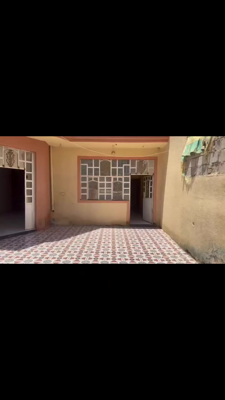 دار المساحة  ٢٠٠متر  يحتوي على ٦نوم وصالة ومطبخ وكراج الكاطون  بالقرب من مرطبات بلور للبيع  الاتصال  ***********
