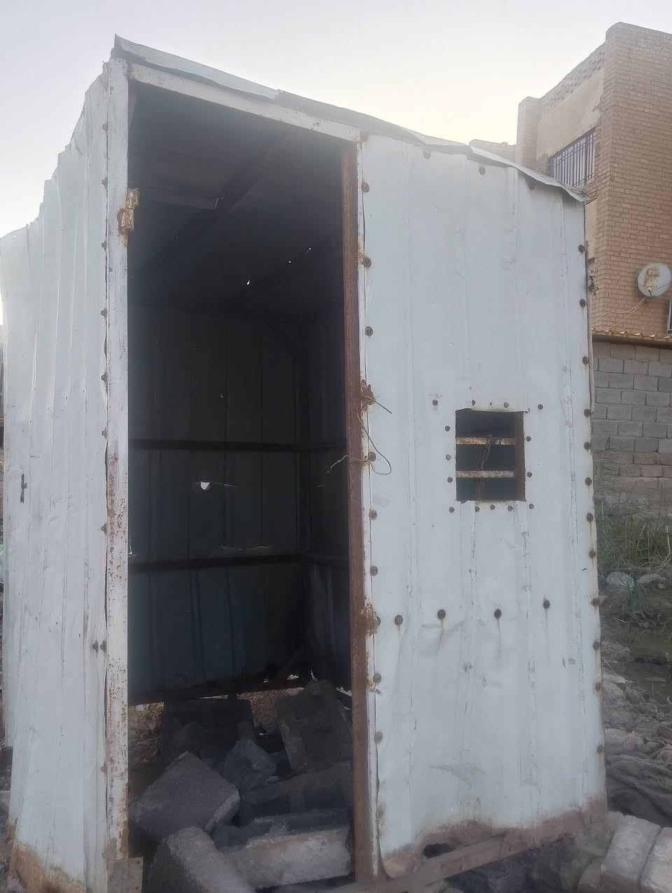 السلام عليكم كشك لبيع100وبيه مجال 2X2
***********
