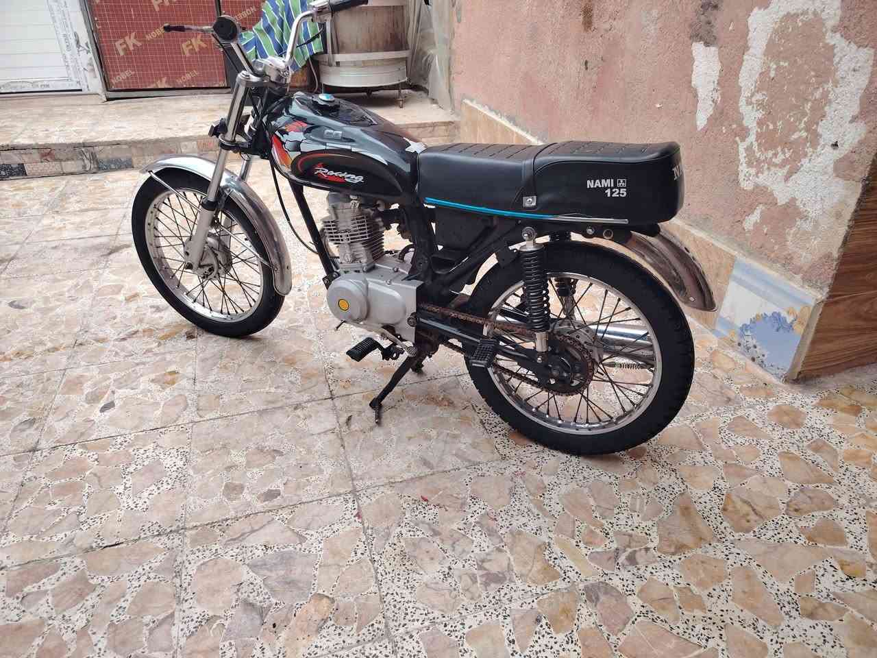 سلام عليكم دراجه يراني بدون وراق البيع مكينه مفتوح بيه بس والفات صوته ناعم  وسعره 450 وبيه مجال ورجان مو شراي لا يكسر سعره مكاني مغربه ***********
