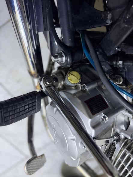 دراجة إيراني سونك موديل 2024 خمسة كير 
ما بيهة اي شي تاخذهة تروح تفتر أو تشتغل بيه تشغيل بصمة و مفتاح
بيهة نقص بس قطرة مال دهن سعرهة 3 اجيبهة من اي مكان و فچ ما دسك بريك امامي و العداد ناقصة قمجي سعره من3 إلى خمسة 
سعرهة 650 و بيهة مجال للطيبين امثالكم ♥️
العنوان بغداد بلديات رقم ***********
