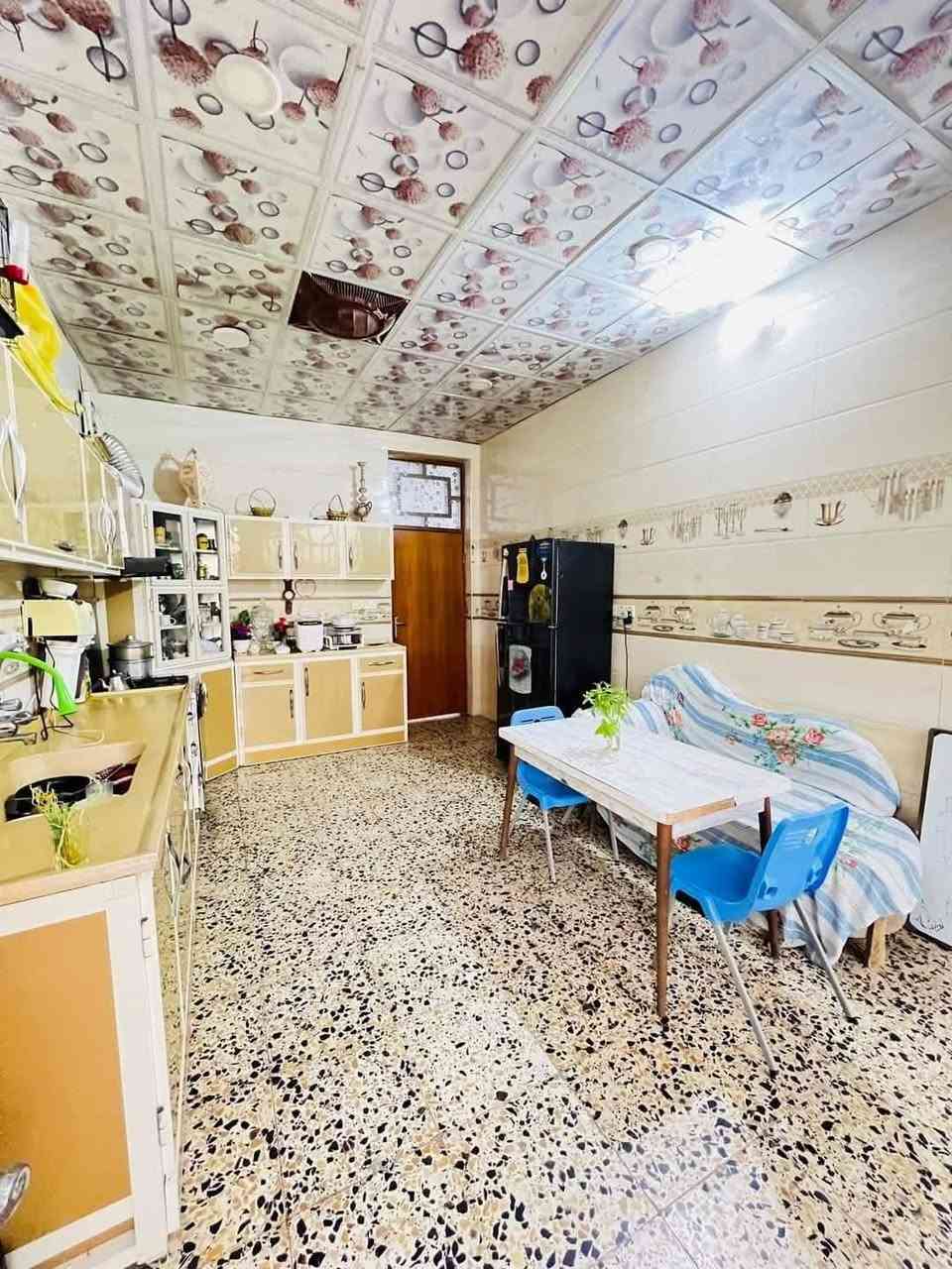 المساحه 1000متر فيها بيتان 
البيت الأول يتكون من غرفتين نوم وكلدور ومطبخ واستقبال وصيحات داخلية وخارجية مساحة البيت 250متر 
البيت الثاني يتكون من غرفة نوم وكلدور ومطبخ واستقبال وصيحات داخلية وخارجية مساحة البيت 240
الباقي من المساحة 500متر 
سند 25 مقاطعة 33العيفار 
العنوان شارع الكبان قرب مولدة العيفار 
كافة الخدمات متوفرة كهرباء تبليط مجاري 
للاستفسار الاتصال على الرقم ***********
