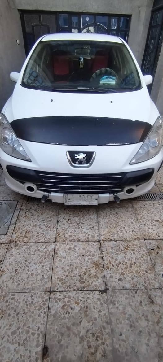 📌 إعلان بيع سيارة: بيجو 307 فرنسي (جاهزة للتحويل)
الموديل: 2006
النوع: بيجو 307 (إنتاج فرنسي أصلي)
الكير: أوتوماتيك
اللون: أبيض
مكان السيارة: بغداد
✨ المواصفات والمميزات:
 الداخلية: نظيفة جداً وبترتيب مميز (تغليف كراسي بلونين أحمر وأسود شبابي، تبريد ممتاز، شاشة أندرويد حديثة وممتعة، تحكم من المقود).
 الخارجية: مظهر أنيق، لايتات عدسات، وتعديلات جمالية مميزة (تظليل خفيف للايتات الخلفية).
 الوضعية الميكانيكية: المحرك والجير بحالة ممتازة والسيارة جاهزة للاستخدام وما تحتاج مصاريف.
🛠️ حالة البودي والتحويل (بكل مصداقية):
 التحويل: الرقم مثنى، ونكدر نحولها ونكمل إجراءات التحويل ببغداد في أي مكان يعجبك وبسهولة.
 البنيد: مبدل (بسبب حادث بسيط جداً؛ راجع عليها باب مال كيا حمل مال ببسي وشك البنيد، وتم تبديله على النظافة).
 الأبواب: بيها باب خلف السائق مبدل فقط.
 شاصي، سقف، ودواخل السيارة كلها سليمة 100%.
💵 السعر:
 (42) $ (وبيها مجال قليل للشراي الجاد).
📞 للتواصل والمعاينة:
يرجى الاتصال على الرقم: *********** (السيارة متواجدة في بغداد للمعاينة).
