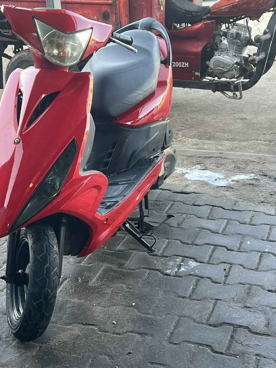 ماكس مضلع نوزل دراجه بلاد مافتوحه صارلها أربع اشهر من نزلت من رمبه 
كلشي بيها شغال كهربائيات اشاير سلف لايت كفرانها لبلاديه موجوده بس كفر كدام 
مكسور سعر 900رقم ***********
