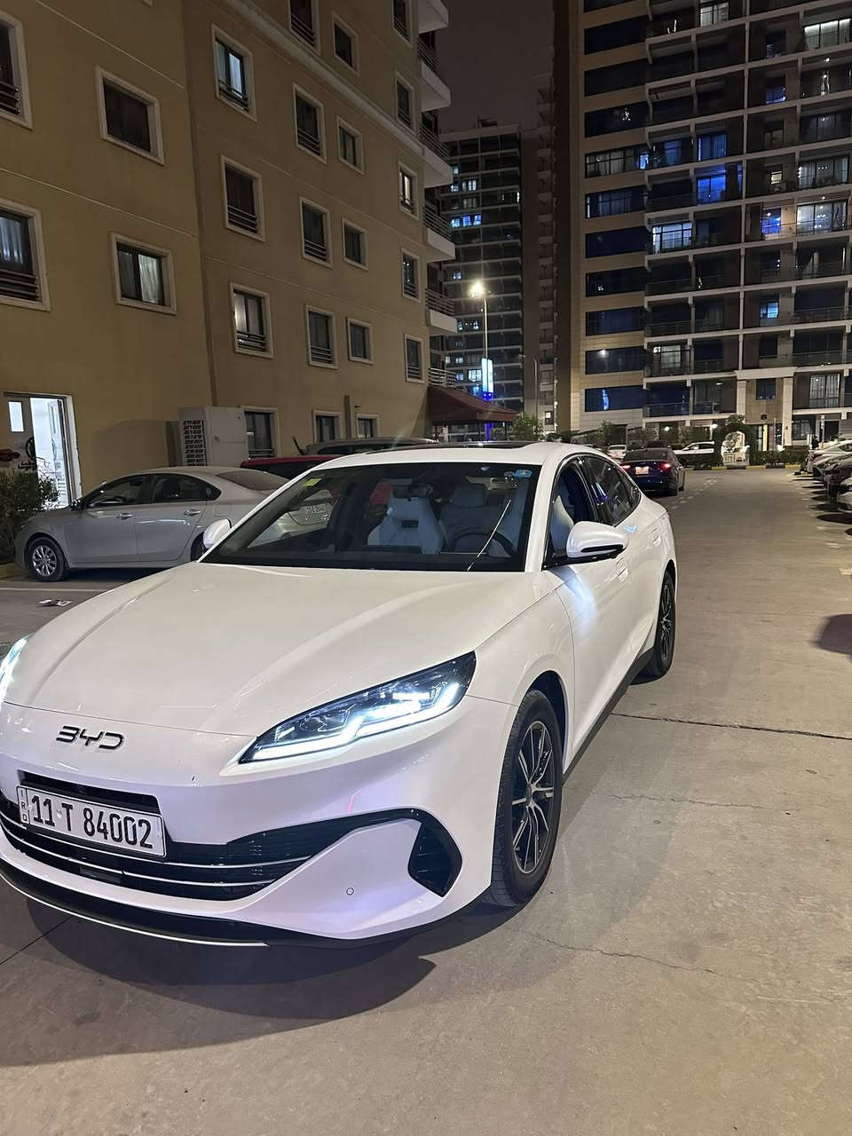 BYD SEAL 06 موديل 2024
الممشى 3000  بحالة الزيرو 
هايبرد قابل للشحن – مدى كهربائي 120 كم – مدى إجمالي يصل إلى 2100 كم 
المواصفات الرئيسية:
 • نظام هايبرد قابل للشحن (DM-i)
 • مدى كهربائي يصل إلى 120 كم بالشحن الكامل
 • مدى إجمالي (كهرباء + بنزين) يصل إلى حوالي 2100 كم
 • محرك بنزين 1.5 لتر مع محرك كهربائي
 • قوة إجمالية تقارب 218 حصان
 • ناقل حركة أوتوماتيك ذكي E-CVT
 • دفع أمامي
 • قيادة هادئة واستهلاك وقود منخفض

⸻

التجهيزات الداخلية:
 • شاشة وسطية تعمل باللمس
 • شاشة عدادات رقمية
 • تكييف أوتوماتيك
 • دخول وتشغيل ذكي بدون مفتاح
 • مقاعد مريحة مناسبة للاستخدام اليومي
 • عزل جيد للضوضاء والطريق
 • منافذ USB أمامية وخلفية

⸻

أنظمة السلامة:
 • نظام منع انغلاق الفرامل (ABS)
 • نظام الثبات الإلكتروني (ESP)
 • نظام توزيع قوة الفرملة (EBD)
 • مساعد الانطلاق على المرتفعات
 • وسائد هوائية أمامية
 • هيكل قوي مصمم لسلامة الركاب.       
المكان بغداد البياع المواصلات 
***********
السعر:23.500
