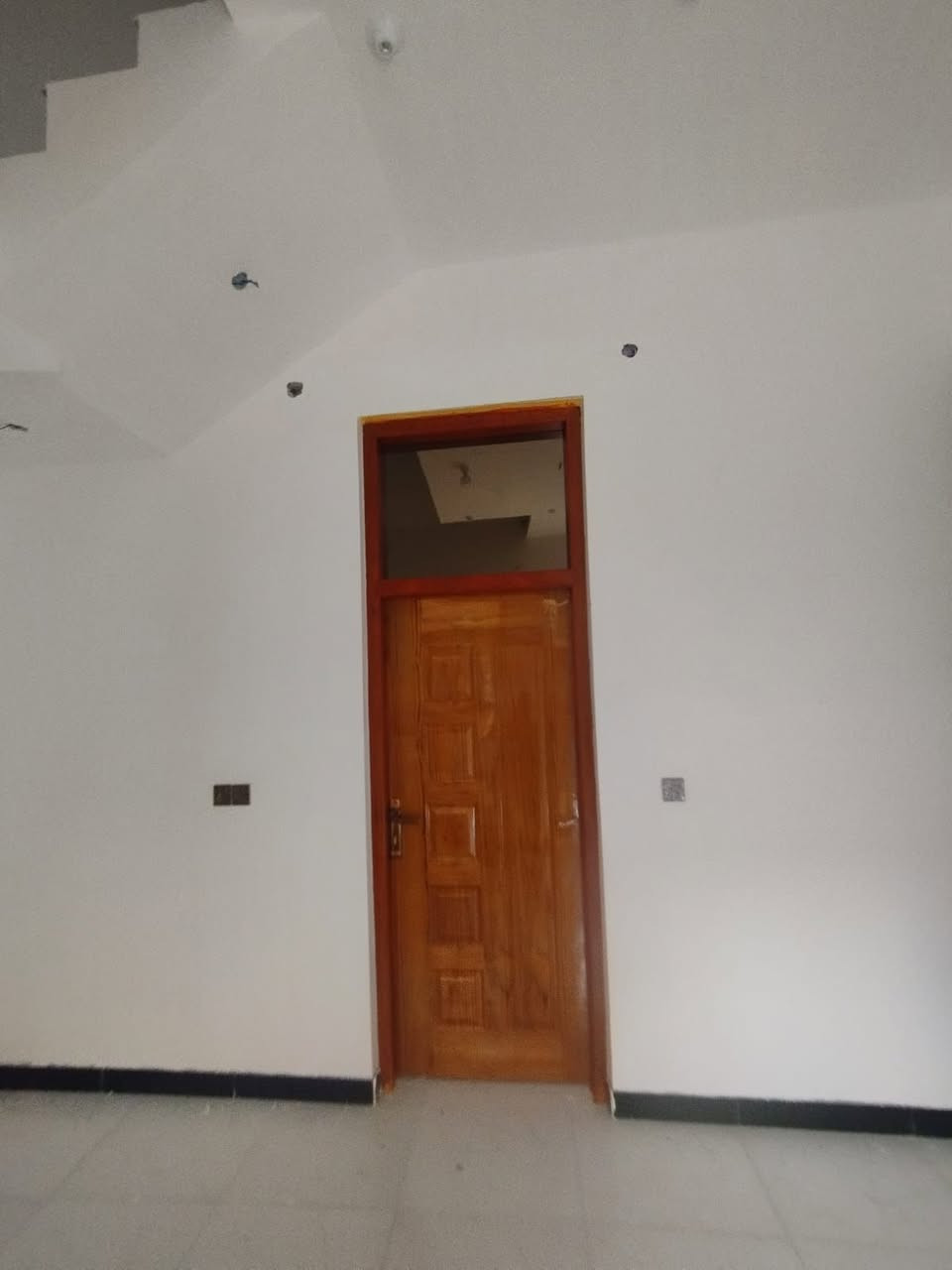 السلام عليكم 
معروض للبيع نصف دار امامي مساحه (١٠٠) متر
في منطقه الفداء شارع ابو لبنان (٤٦)
طابق واحد
 كونكريت طابوق ما مسكون 
يحتوي على 
استقبال وصاله وغرفه ومطبخ وصحيات
للاستفسار الاتصال واتساب 
***********
مكتب المدار الذهبي للعقار.
