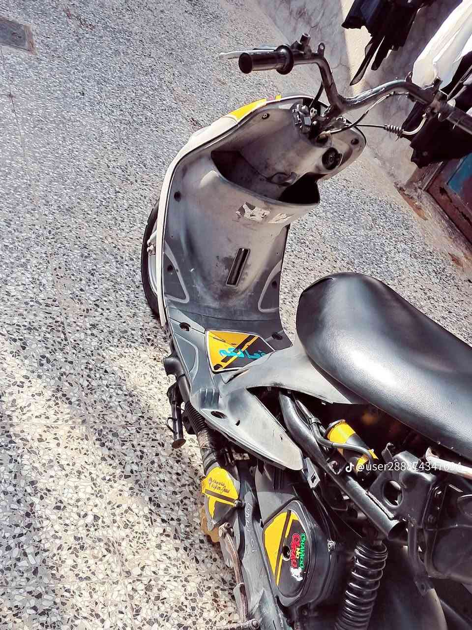 سلام عليكم دراجه للبيع مكاني طوريج دراجه ما مفتوح برقي  كفرات كامله وياه سعر ٤٥٠ و بيه مجال بصيط  رقمي ***********
