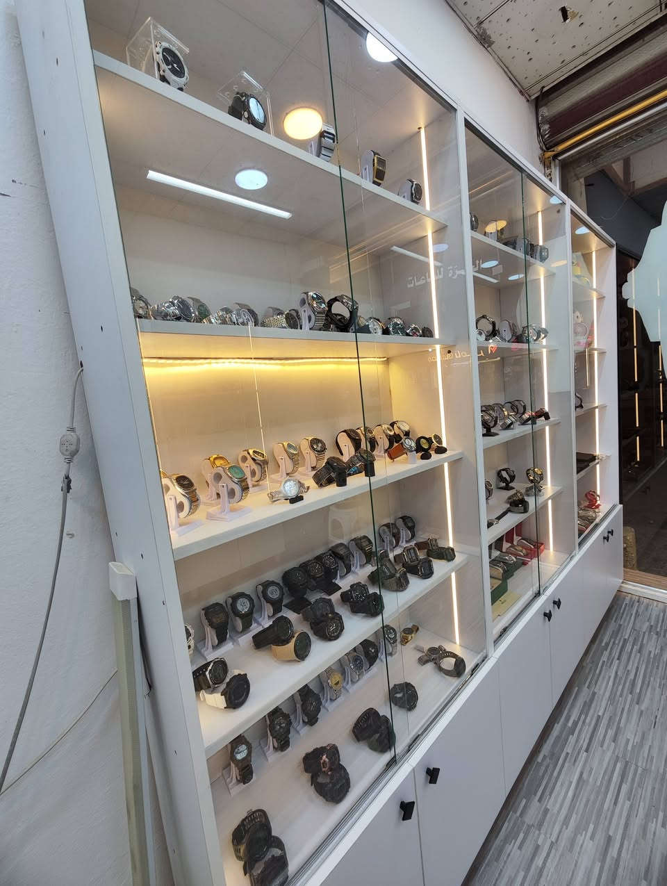 فاترينات للبيع عدد 3
الارتفاع 220
عمق 30
بيهه اضائه و كومدي ابواب و جام
نوع الخشب من افضل الانواع 
سعر البيع القطعه ب 155 الف علما سعر الشراء 190 الف  
للتواصل *********** واتساب
