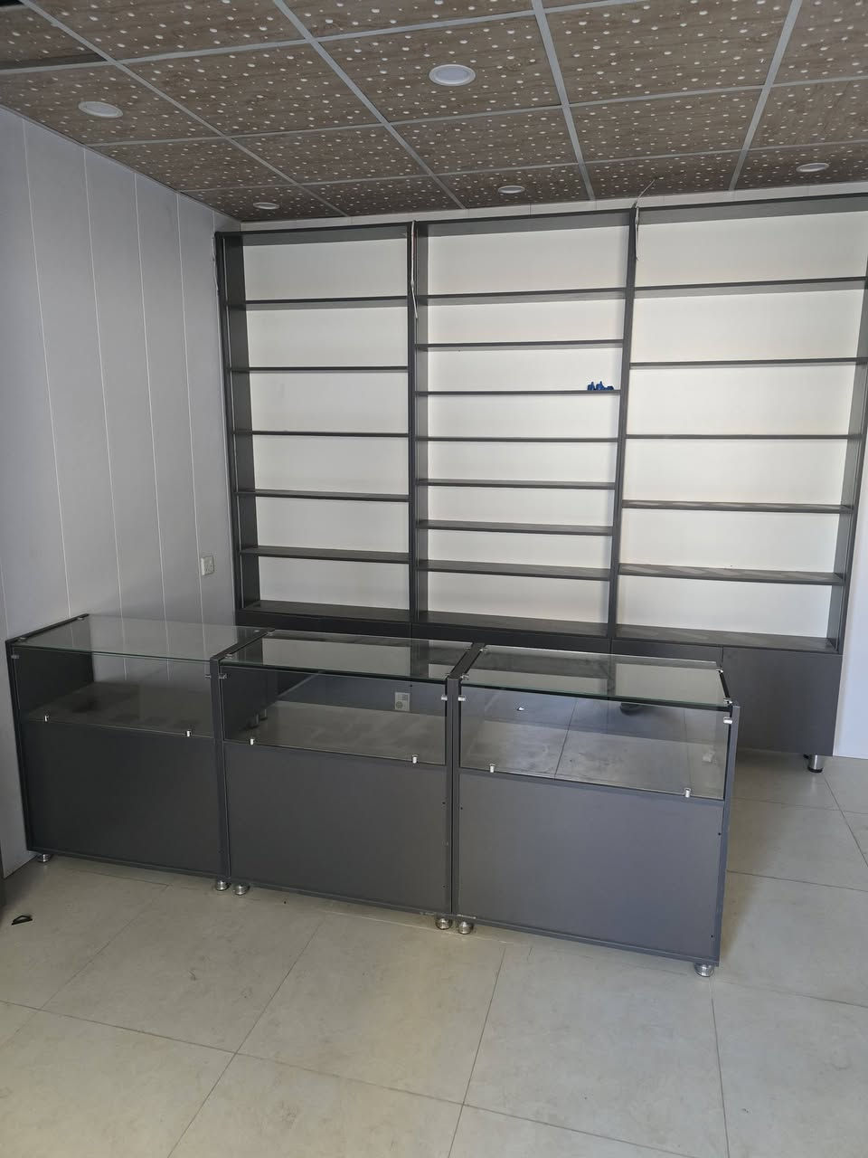 للبيع ديكور محل موبايل
جديد غير مستعمل السعر ٧٥٠ الف 
***********
