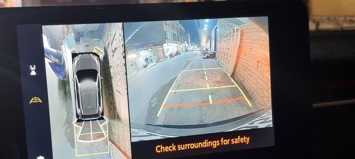 🚗 للبيع - تويوتا راف فور هايبرد xse
‎لون رصاصي غير محمدد 
سياره جديده موديل ماشيه ٣٢ الف كم  

🔹 الموديل: 2023
🔹 التسجيل: رقم بغداد
🔹 المواصفات:
✅ محرك 2500 هايبرد
✅ لون توكلر 
✅ بصمة تشغيل + أبواب + صندوق
✅ شاشة حجم كبير
✅ كامره دوارة
✅ صندوق كهربائي
✅ تبريد قطعتين
✅ كشن سائق كهربائي
✅ تدفئة كشنات وستيرن
✅ رادار أمامي وخلفي + بالمرايا الجانبية
✅ مانع تصادم
✅ تحديد مسار
✅ مانع تزحلق
✅ هندبريك بصمة
✅ فور ويل
✅ بك لايت + إشارة أمامية LED
✅ مانع انحدار
✅ 3 أوضاع قيادة (نورمال - ايكو - سبورت)
✅ تبريد شاشة بيانو
✅ مثبت سرعة (أكروز)
✅ أوتو هولد
✅ تحكمات ستيرن جهتين
‏✅ ABS
✅ سياقة ذاتية
✅ 4 دسك
التفويله تمشيك من ٧٠٠ الى ٨٠٠ كم 
معدل الصرف ٥ لتر بالداخل  والخارج ٧ لتر لكل ١٠٠ كم 
الشاصي  يبدي بحرف J يعني صنع في اليابان 
 السعر   ٢٣٢  وبيه مجال 
صور الحادث والسونار مرفقه بالمنشور 
📍 مكان السيارة بغداد الحرية 

***********
