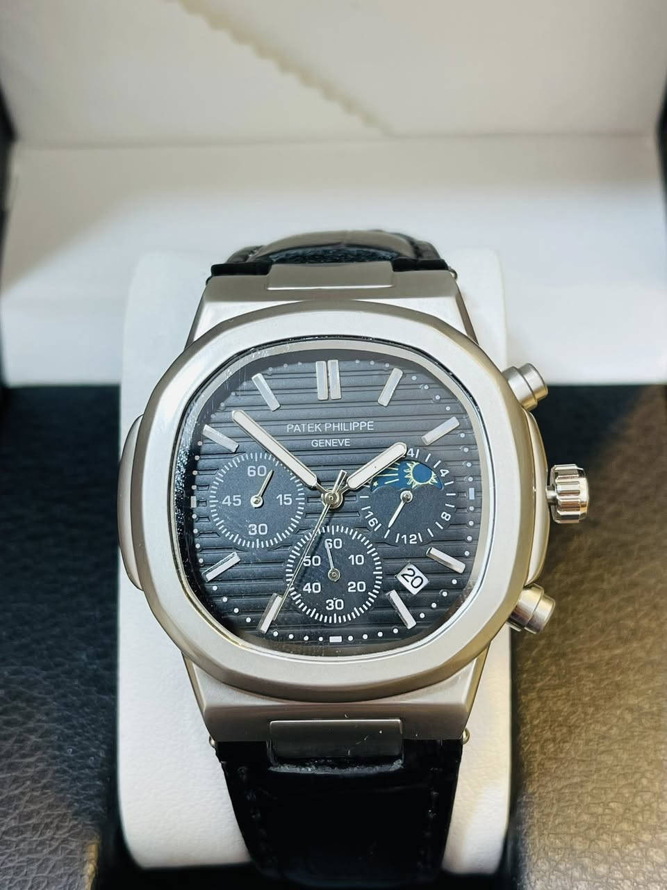 ساعة باتك فليب-Patek Philippe ♣️
- صناعة سويسرية 🇨🇭
- مكينة كوارتز ماطور
- هيكيل تيتانيوم 
- سير جلد اصلي مختم
- نظام ستوب وج جميع السناتر شغالة
- نظام شمسي قمري
- اميال ومؤشرات لامينوس
- زنبلك مختم بالشعار 
- قفل فراشة شعار الباتك 
- مقاومة للماء 

السعر : 35 مع التوصيل 🚚


**إذا كنت صاحب هذا الإعلان وتريد حذفه لأي سبب، رجاءا أرسل رسالة إلى الدعم الفني**