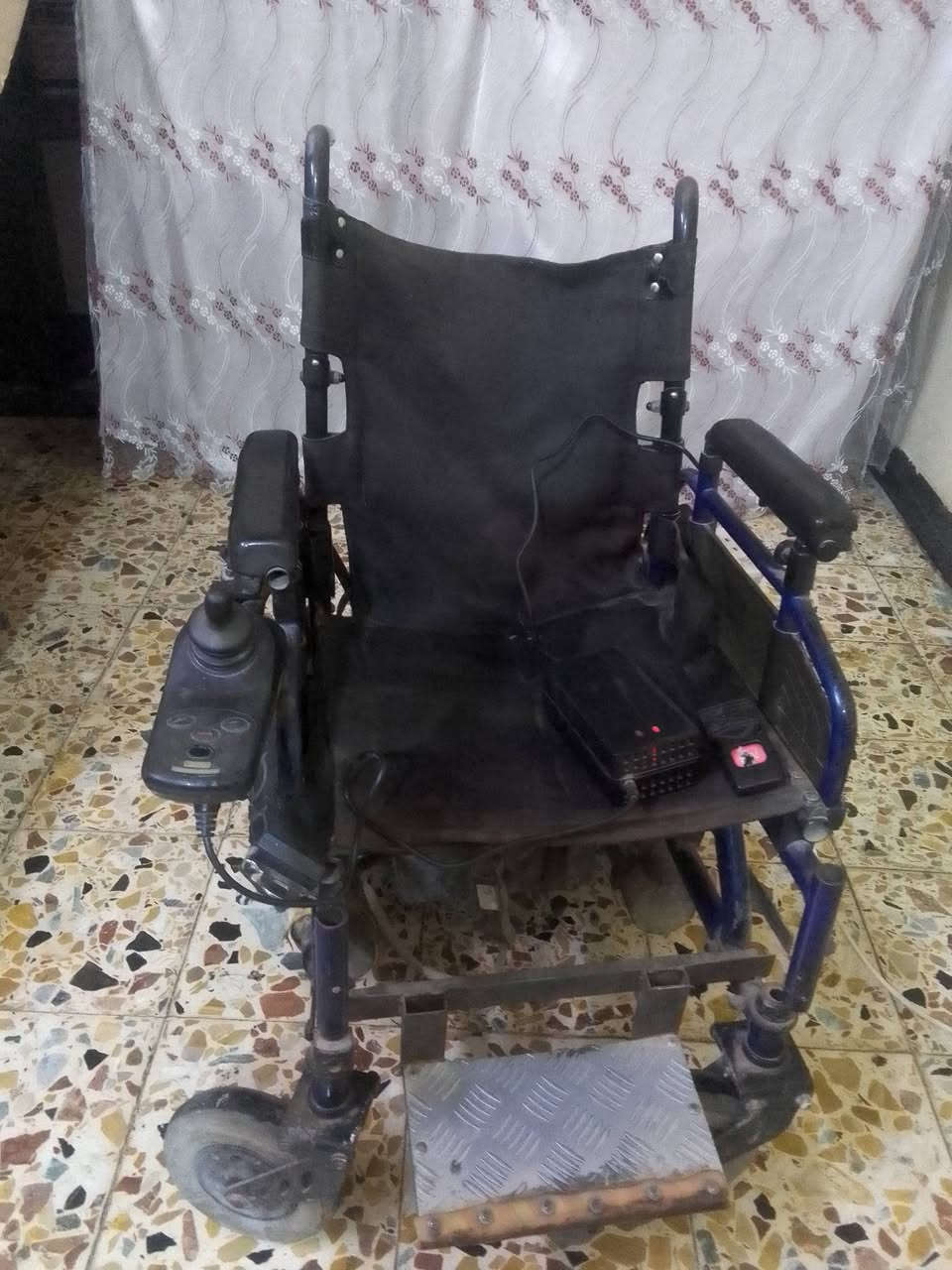 لدينا عربانه معوق كهربائيه 5 سرعات السعر 800 اتصلو على الرقم هاذا ***********
