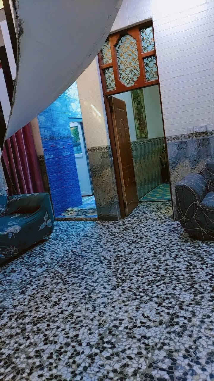 دار للبيع مساحه 125متر مربع سند 25واجهيه 13نزال 10يحتوي على غرفه نوم وصاله وهول ومطبخ ومجمع صحيات داخليه وخارجيه شارع 80حي الصدرين قرب الساده ابو خطه سعره 67 بي مجال استفسار مراسله ***********
