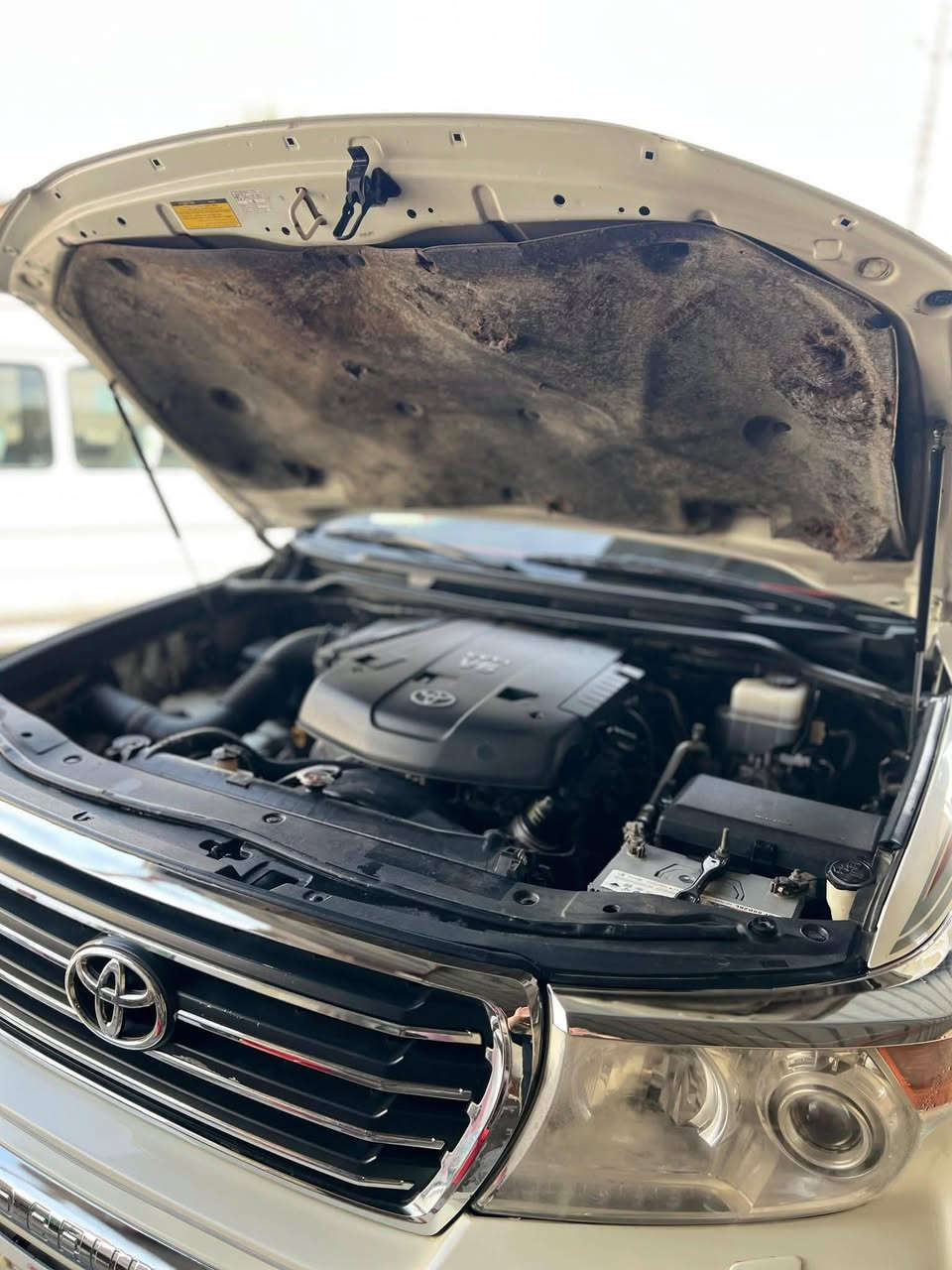 سلام عليكم من رخصت مدير الكروب سياره لاندكروز لبيع مديل ١٣ فول مواصفات بس بارد واضح بل صوره اني مكلف بنشر *********** هاذ رقم صاحب سياره
