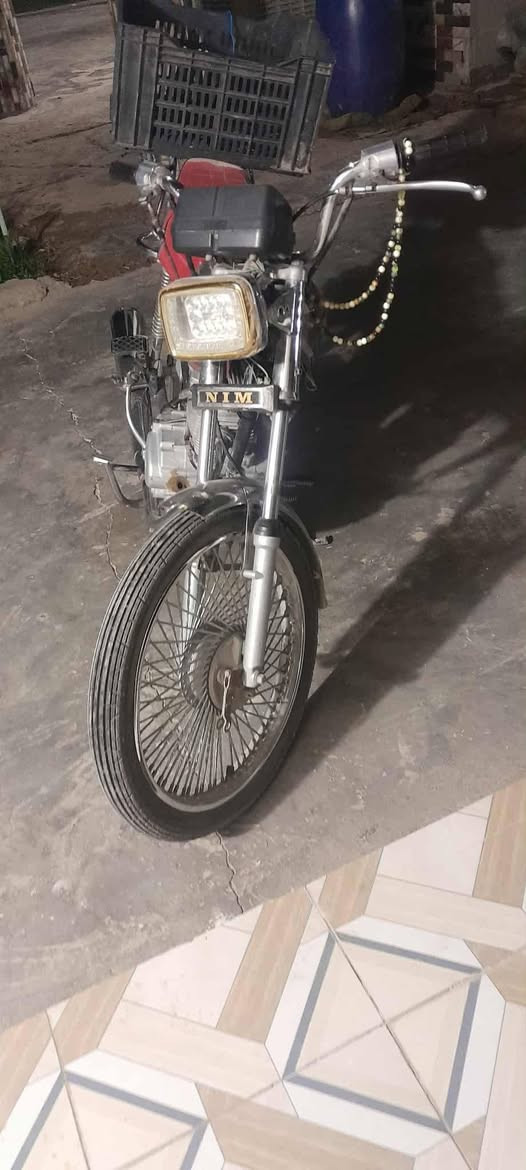 السلام عليكم..
ناما امتياز اصوليه موديل 20 حتى كمرك مدفوع وكلها جديده مكينه مامفتوحه.. ب350قفلها كلش 

***********
