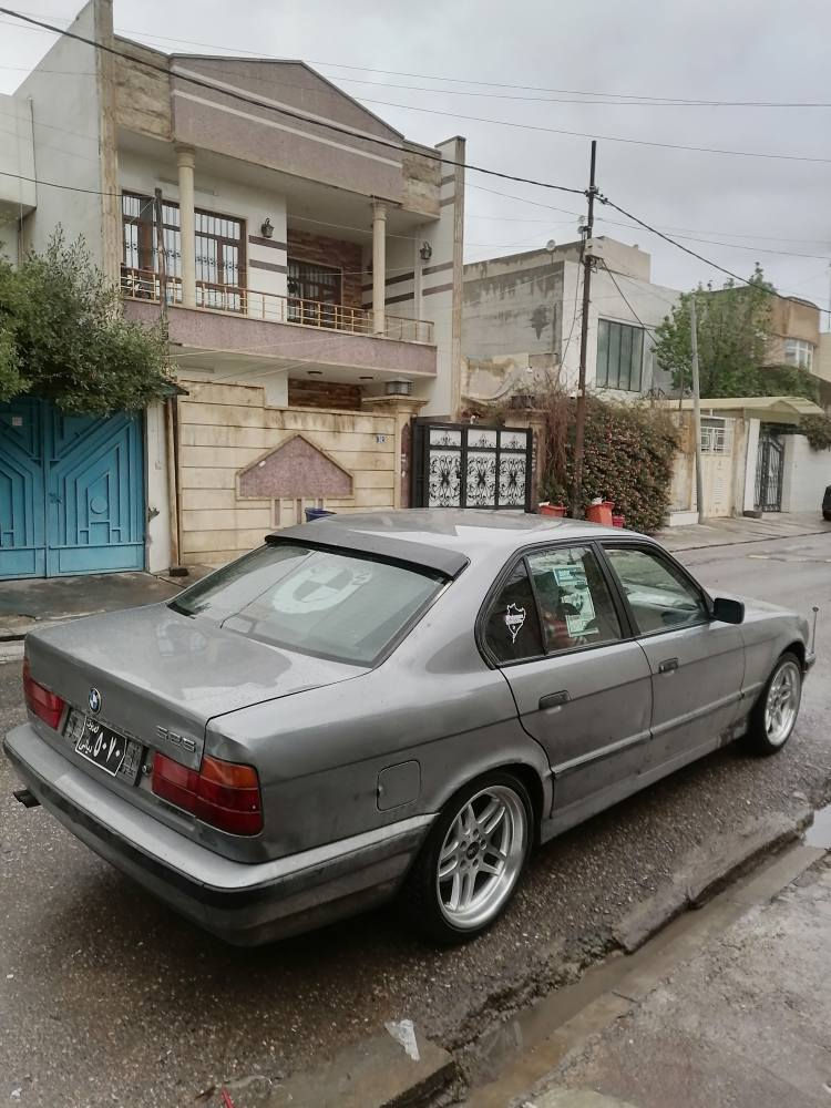 بیئێم مۆدیل 1991 525 فەل چرکەو 100 دۆلار ببە گێر تۆماتیک تەبریت دووجام کارەبا ABS لایت فانۆس بەشەرتی هەرچی کارەباییە ئیشکا تەبرید بەشەرت گەرمی بەشەرت قفل مەرکەزی بیلادە بێ مەحجون و بێ لێدران بەس بەدەنەی بەبیلادی گۆرایە بێ برانەوە هەمووی بەشەرتە گێروو مەکینەی بەشرتە چوار تایەو ویلی M ی نوێی لەبنە ئاڕم پلاستیکی هەولێرێیە بەشەرتی ئاڕم و اوەلیات ئیدی سەیارەکە لەسەر دەقی شەریکەیە لەهەولێرە سحری 36 و مجالێکی برایانە هەموو شتی بەشەرتە *********** تەقەو رەقەش بەشەرت أربيل, العراق
