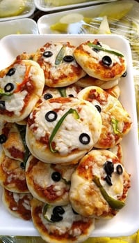 🍕🥟 *شغل بيت.. بنظافة البيت وطعم المطاعم* 🥟🍕  ميني بيتزا بالجبنة الذايب...