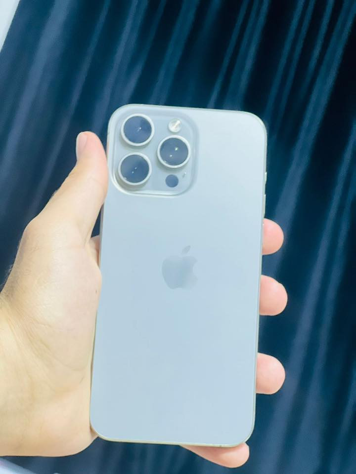 السلام عليكم للبيع 15برو ماكس بطاريه 90 شرق اوسط وتر بروف ما مبدل ولا قطعه جهاز شخط مابي سعر مليون و 100 
واتساب ***********
