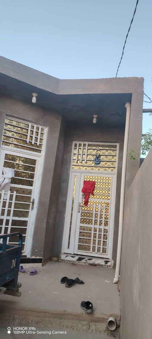 السلام عليكم بيت للبيع في حي الحكيم الثاني مقابيل مجمع الكشاوي   يحتوي البيت ع غرفه نوم واحد واستقبال وصحيات داخليه وخارجيه ومطبخ وكراج كبير الاستفسار او التواصل الاتصال على الرقم  الرقم *********** او ***********
