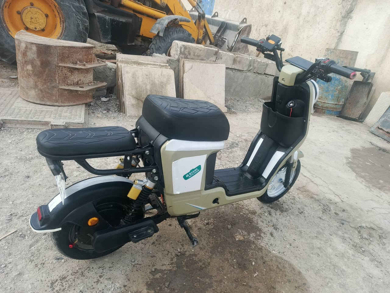 سلام عليكم دراجه شحن للبيع نضيفه مديل 25 بطارياته جديده بطاريات 32 امبير جدد الدراجه كله شغاله السعر 425 مكاني بصره الطويسه قرب فلكت العروسه ***********
