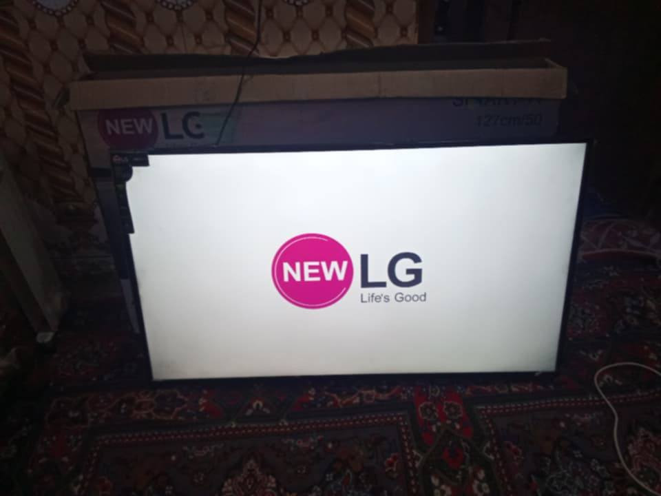 السلام عليكم ميز مكتب مع الكرسي السعر ١٠٠
شاشة حجم ٥٠ LG السعر ٥٠٠ ملاحضة الشاشة ما مستعملة فقط مفتوحة رقم لاستفسار *********** المكان 
ابو غريب  خرنابات
