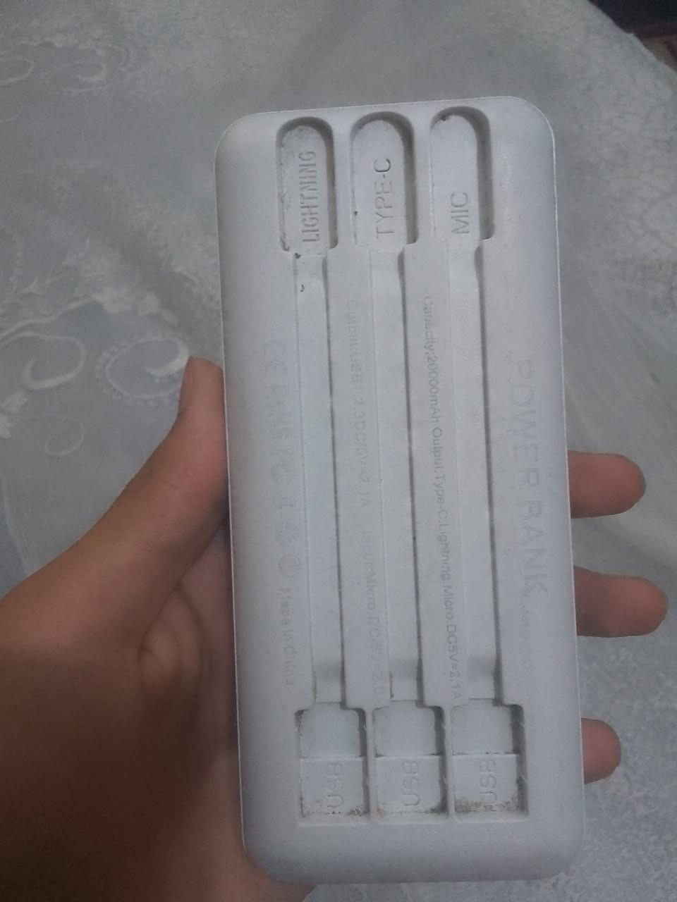 باور بانك 20000mAh، 3 كيبلات مدمجة، شغال 100%، نظيف، بدون أي مشاكل. للاستفسار ***********
