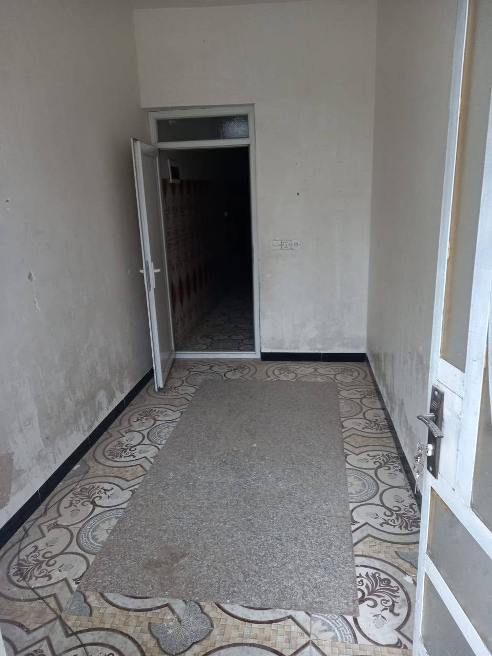 بيت للأيجار
يتكون من غرفتين وصالة ومطبخ واستقبال وصحيات 
المكان الدورة أسيا 
ايجارة 350 وبي مجال 
للتواصل***********
