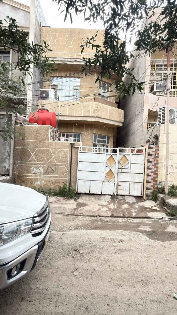 السلام عليكم

دار للبيع بعقوبه 7 نيسان حي المصطفي خلف قاعه الاميرات ..طابو زراعي مسجل بلطابو .مساحته 100 واقع حال 110 البيت مؤجر طابقين .الارضي طارمه وتواليت وهول ومطبخ حولي ومنور وغرفه نوم وحمام ..الطابق العلوي غرفه نوم كبيره مطله على بلكون وممر وسطح ..الطابق الارضي كاشي عراقي للارضي وسيراميك الطابق العلوي..وتكدر تشتري استثمار وتخلي المؤجر او تسكن بي ..الرقم....*********** وموجود خاص ايضاً .
