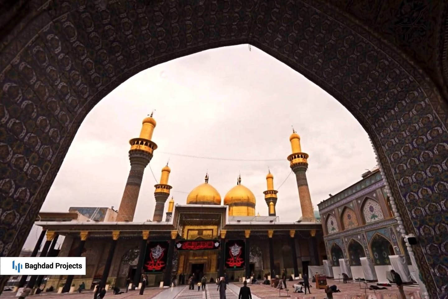 شهدت العاصمة بغداد  .... الاطلاق الرسمي لمشروع جنة بغداد السكني  ......  احدث مدينة سكنية متكاملة على بعد دقائق من الحضرة الكاظمية المقدسة  تضم حدائق مركزية كبرى و شارع تجاري نابض بالحياة  ........☆☆☆☆☆.

حيث تم تصميم المشروع بشكل مدروس و ذكي  ليقدم تجربة سكن مريحة و بيئة صحية و آمنة للعوائل... من خلال:

● توزيع الابراج في قسمين لكل قسم منهما حديقة مركزية كبرى ليضمن ان كل برج يطل بشكل مباشر على الحديقة الكبرى.

●  تخصيص منطقة مركزية تجاربة نابضة بالحياة تتوسط المشروع ..... تعمل كمتنفس يلبي كافة احتياجات العائلة من ممشى و شارع تجاري متكامل يمتد على طول المشروع يضم عشرات المتاجر و المطاعم و المقاهي و صيدلية و مركز طبي الخ...

● توفير بيئة آمنة و صحية للعوائل و الاطفال من خلال فصل حركة السيارات عن المشاة بشكل كامل حيث تم وضع مواقف السيارات والشوارع لتحيط بالابراج السكنية من الخارج فقط بينما الأجزاء الداخلية عبارة عن حدائق وممرات مشاة  توفر أماناً تاماً للأطفال أثناء اللعب و التجوال.

و يشمل المشروع 26 برج سكني مؤلف من 19 طابق محاطة بالمساحات الخضراء و الخدمات المتكاملة من:

● مدارس و رياض اطفال 
● مول تجاري 
● نادي رياضي صحي متكامل مع مسبح داخلي
● مركز صحي 
● مركز دفاع مدني 
● مركز شرطة
● جامع
● مساحات خضراء 
● مساحات للعب الاطفال و اخرى مخصصة للمشي و الجري و ركوب الدراجات الهوائية.
● مواقف سيارات 
 
و يقع مشروع جنة بغداد السكني بالتحديد مقابل مدينة الكاظمية بجوار هايبر ماركت التعاون على الطريق السريع بشكل مباشر.

لمعلومات اكثر عن آلية الحجز و التسديد يرجى التواصل مع عبر الارقام التالية: 

***********
***********

نتمنى لكم كل الخير و التوفيق 

و ان شاء الله القادم أفضل لبغدادنا الحبيبة و اهلها الطيبين...
#Baghdad_Projects 
#مشاريع_بغداد 
#Iraq
#Baghdad
#العراق 
#بغداد
