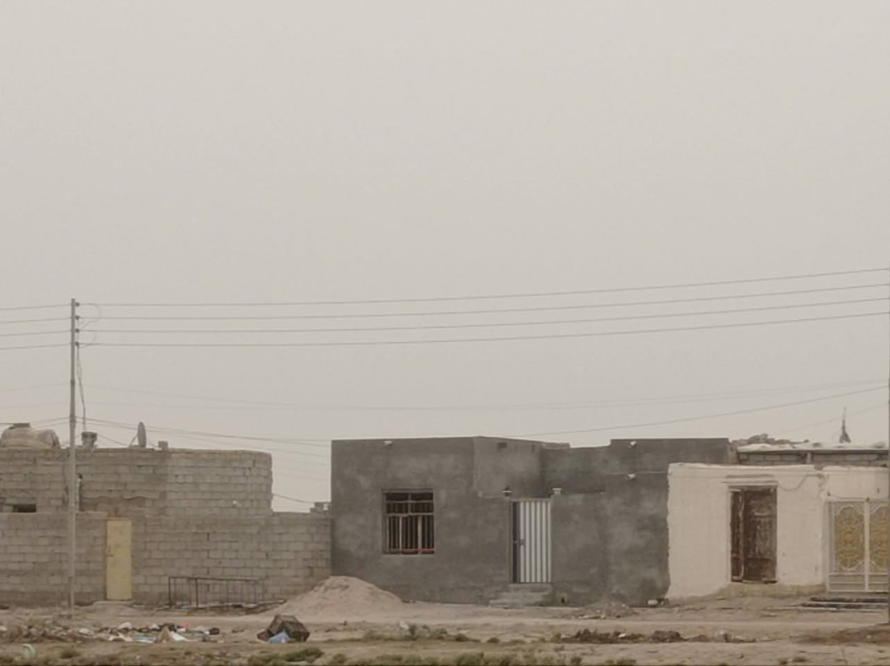 السلام وعليكم بيت زراعي بنا بلوك عد ال محينه نزلت الصورة مال سيد جاسم البيت جاهز بي غرفتين وصاله ومطبخ ودوانيه وطارمه ملاحظه غرفه وحده وصاله عوزهن عكاده والبقيه كاملات كلهن كهرباء توني اسسته دفن مجاري كامله خدمات كهرباء ماي بل باب والشارع مشمول بل تبليط لعلم البيت جاهز عوزه بس مخمر بورگ السعر22مليون رقم الهاتف *********** علق واني راسلك
