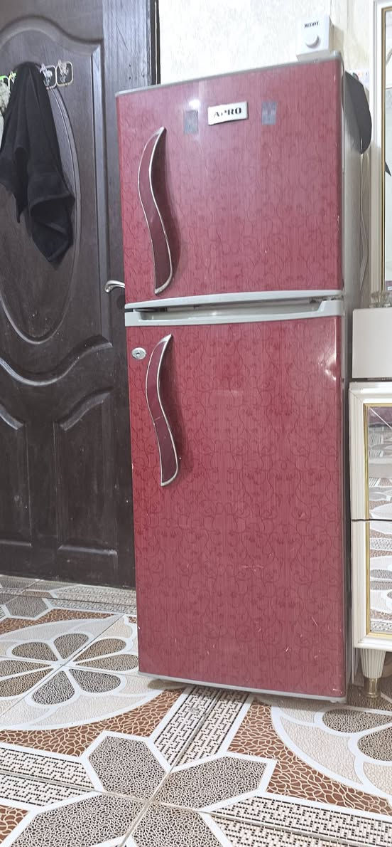 اعيد النشر بسبب الوعود الكاذبه
ثلاجه 9 قدم
نظافتها 100%

تبريدها فول والفريز ثلج 

سعرها 70 وبيها مجال بسيط
طولها متر و 27 
والعرض 45
مكاني يم مدخل الملعب
***********
