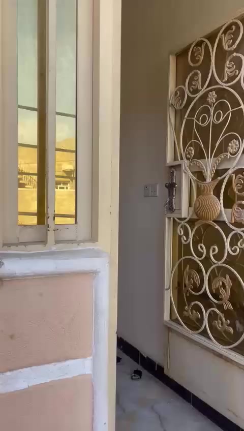 سلام عليكم للايجار شقه طابق ثاني منطقه الري تحتوي على غرفتين نوم صاله ومطبخ وخدمات السعر 350 لاستفسار اتصل *********** ابو دموع
